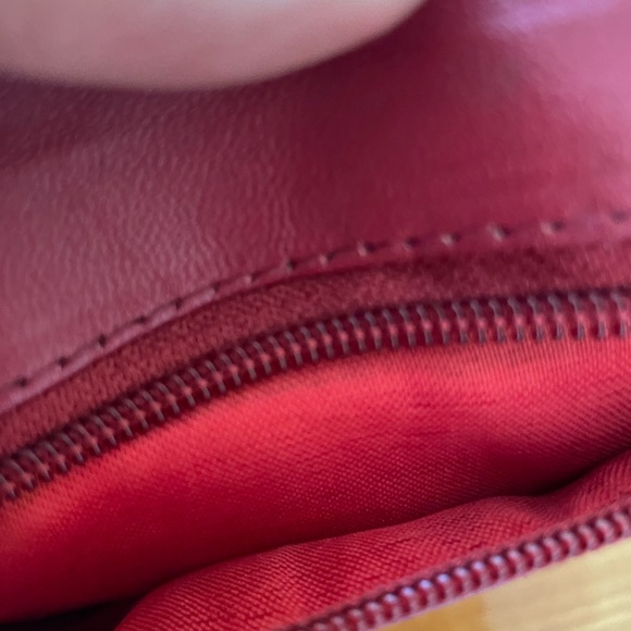 Vintage 90s Leather travel/cell phone pouch Red Crossbody adj. 4 zippers 1 clip. - Picture 4 of 7